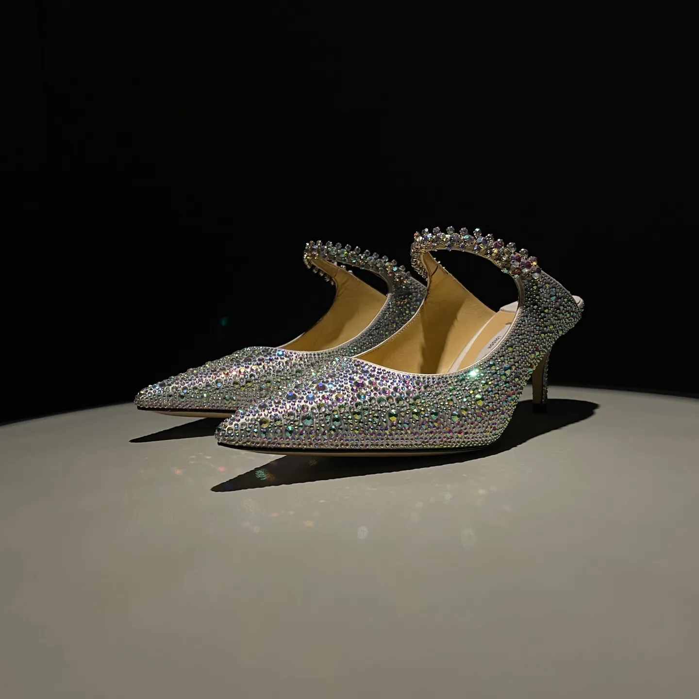 💕💕Factory direct selling price p680💕💕Jimmy Choo/Jimmy Choo classic diamond chain, pointed toe high-heeled slippers, crystal slippers, superb crystal slippers, so beautiful that you can’t take your eyes away. The shape of the shoes is very delicate, not too narrow and long, and the internal space is enough to allow the toes to relax enough. The rhinestones outline a charming arc on the instep, which is simply beautiful. It has a 360-degree surrounding fairy atmosphere, gorgeous but not exaggerated! ! The fabric is made of original customized material. The lining and toes are made of imported sheepskin. Customized A-grade Italian cowhide genuine leather sole. Heel height: 6.5cm 8.5cm Size: 35-39 (34/40/41/42/43 customized)